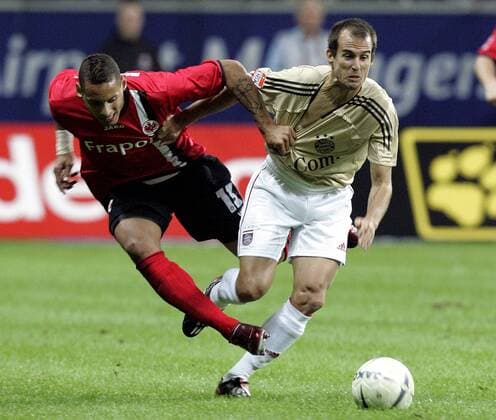 Mehmet Scholl (Bayern, re.) und Jermaine Jones (Frankfurt) testen die Reißfestigkeit ihrer Trikots Fußball 1. BL Herren Saison 2005 2006, Eintracht Frankfurt - FC Bayern München 0:1, Vdig Gruppe Frankfurt M. Dynamik,