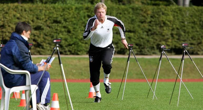 Torwart Oliver Kahn (Deutschland) sprintet durch die Lichtschranken Fußball Herren Nationalmannschaft 2005, Nationalteam, Vorbereitung, Training, Leistungstest Einzelbild Hamburg