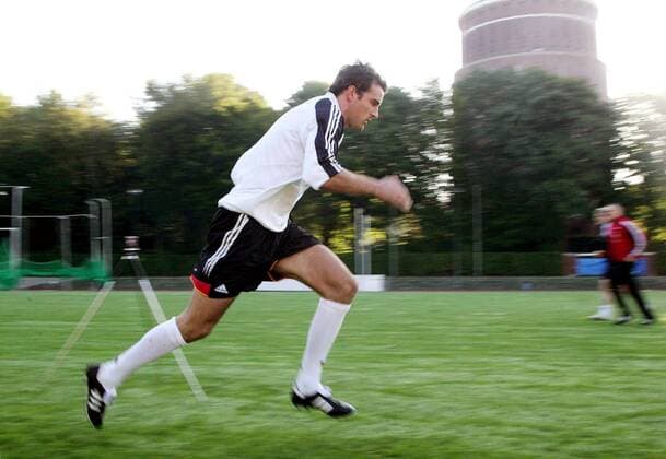 Christoph Metzelder (Deutschland) sprintet durch die Lichtschranken Fußball Herren Nationalmannschaft 2005, Nationalteam, Vorbereitung, Training, Leistungstest Einzelbild Mitzieher, Panshot Hamburg Dynamik,