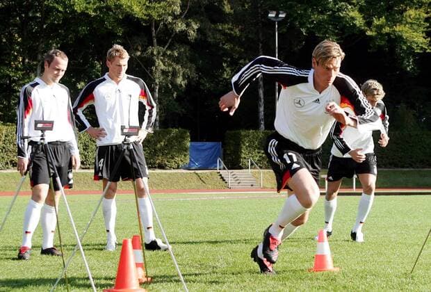 Tim Borowski (re.) sprintet durch die Lichtschranken, skeptisch beäugt von seinen Teamkollegen Fabian Ernst (li.) und Lukas Sinkiewicz (alle Deutschland) Fußball Herren Nationalmannschaft 2005, Nationalteam, Vorbereitung, Training, Leistungstest Gruppe Hamburg Dynamik,