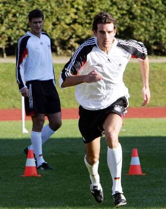 Christoph Metzelder (Deutschland) sprintet durch die Lichtschranken Fußball Herren Nationalmannschaft 2005, Nationalteam, Vorbereitung, Training, Leistungstest Einzelbild Freisteller Hamburg Dynamik,