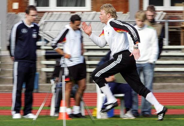Torwart Oliver Kahn (Deutschland) sprintet durch die Lichtschranken Fußball Herren Nationalmannschaft 2005, Nationalteam, Vorbereitung, Training, Leistungstest Einzelbild Torhüter, Keeper, Mitzieher, Panshot Hamburg Dynamik,