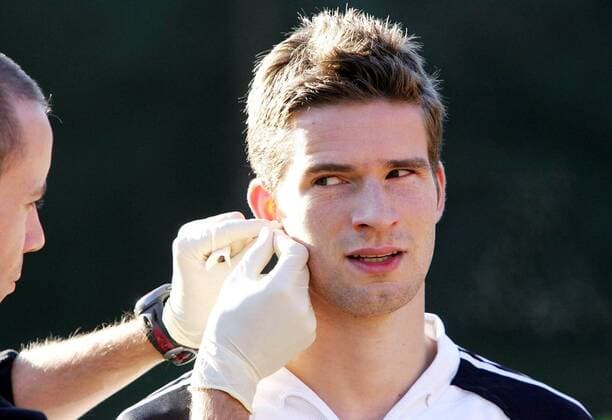 Arne Friedrich (Deutschland) wird Blut für den Laktattest abgenommen Fußball Herren Nationalmannschaft 2005, Nationalteam, Vorbereitung, Training, Leistungstest Einzelbild Hamburg