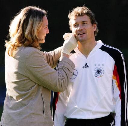 Torwart Jens Lehmann (Deutschland) wird Blut für den Laktattest abgenommen Fußball Herren Nationalmannschaft 2005, Nationalteam, Vorbereitung, Training, Leistungstest Gruppe Hamburg