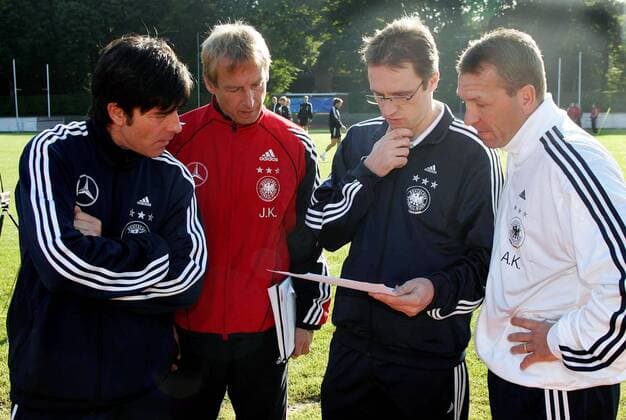 Internist und DFB Mannschaftsarzt Tim Meyer (2.v.re.) schaut sich mit Torwarttrainer Andreas Köpke (re.), Co Trainer Joachim Löw (li.) und Bundestrainer Jürgen Klinsmann (alle Deutschland) die Fitneßwerte der Spieler an Fußball Herren Nationalmannschaft 2005, Nationalteam, Vorbereitung, Training, Leistungstest Gruppe Assistent, Assistenztrainer, Torhüter, Keeper Hamburg