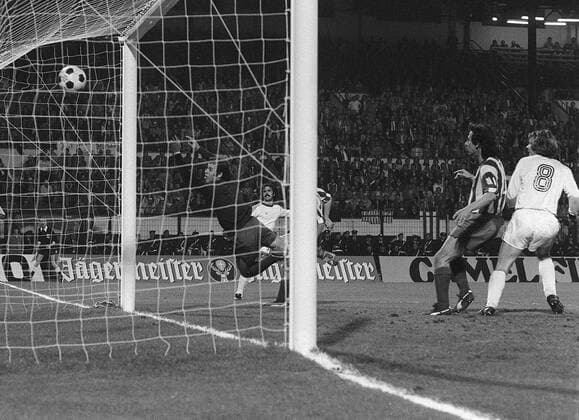 Gerd Müller (Bayern, 2.v.li.) trifft zum 2:0, Torwart Miguel Reina ist machtlos, Adelardo Rodriguez (beide Atletico Madrid, 2.v.re.) und Rainer Zobel (Bayern) schauen zu Fußball EC 1 Herren Europapokal der Landesmeister 1973 1974, Europacup, Finale, Endspiel, Wiederholungsspiel Totale Wiederholung Brüssel Dynamik,