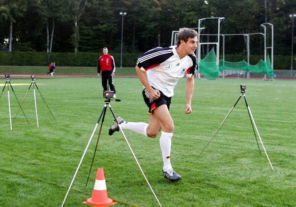 Sebastian Deisler (Deutschland) sprintet durch die Lichtschranken Fußball Herren Nationalmannschaft 2005, Nationalteam, Vorbereitung, Training, Leistungstest Einzelbild Hamburg Dynamik,