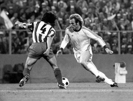 Uli Hoeneß (Bayern, re.) setzt sich gegen Adelardo Rodriguez (Atletico Madrid) durch Fußball EC 1 Herren Europapokal der Landesmeister 1973 1974, Europacup, Finale, Endspiel, Wiederholungsspiel Gruppe Wiederholung Brüssel Dynamik,