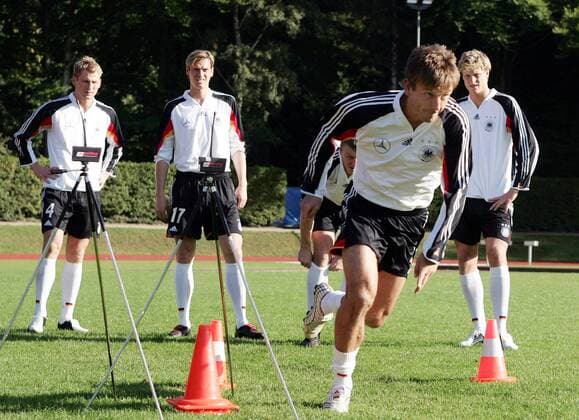 Bernd Schneider (2.v.re.) sprintet durch die Lichtschranken und wird dabei argwöhnisch beäugt von seinen Teamkollegen Marcell Jansen (re.), Lukas Sinkiewicz (li.) und Tim Borowski (alle Deutschland) Fußball Herren Nationalmannschaft 2005, Nationalteam, Vorbereitung, Training, Leistungstest Gruppe Marcel, Lucas Hamburg