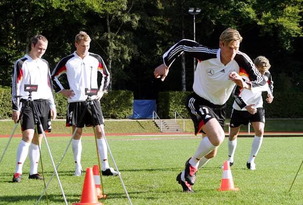 Tim Borowski (re.) sprintet durch die Lichtschranken und wird dabei argwöhnisch beäugt von seinen Teamkollegen Fabian Ernst (li.) und Lukas Sinkiewicz (alle Deutschland) Fußball Herren Nationalmannschaft 2005, Nationalteam, Vorbereitung, Training, Leistungstest Gruppe Hamburg