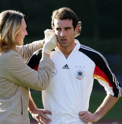 Christoph Metzelder (Deutschland) wird Blut für den Laktattest abgenommen Fußball Herren Nationalmannschaft 2005, Nationalteam, Vorbereitung, Training, Leistungstest Gruppe Hamburg