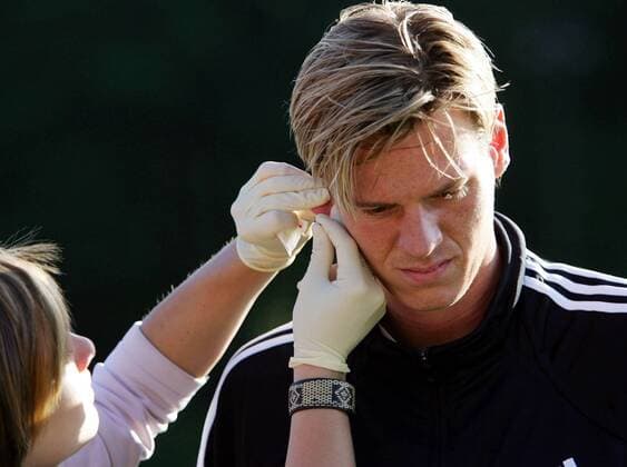 Tim Borowski (Deutschland) wird Blut für den Laktattest abgenommen Fußball Herren Nationalmannschaft 2005, Nationalteam, Vorbereitung, Training, Leistungstest Einzelbild Hamburg