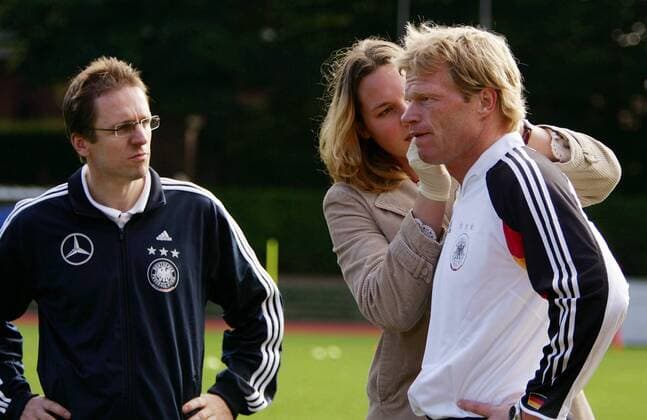 Torwart Oliver Kahn (re.) wird Blut für den Laktattest abgenommen, DFB Mannschaftsarzt Tim Meyer (li., beide Deutschland) schaut zu Fußball Herren Nationalmannschaft 2005, Nationalteam, Vorbereitung, Training, Leistungstest Gruppe Torhüter, Keeper, Internist, Arzt Hamburg