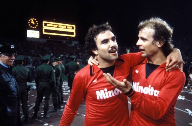 Fred Schaub (li.) und Bernd Hölzenbein (beide Frankfurt) freuen sich über den Europapokalsieg Fußball EC 3 Herren UEFA Cup 1979 1980, Pokal, Europapokal, Europacup, Finale, Endspiel, Eintracht Frankfurt Gruppe Frankfurt M. Glück, Harmonie, Freude,