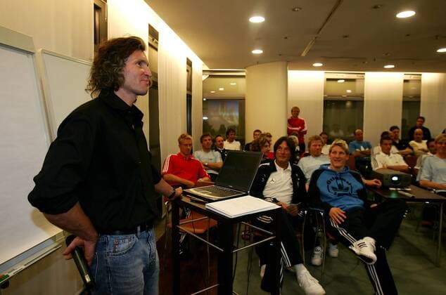 Extremkletterer Stefan Glowacz (li.) referiert vor der Nationalmannschaft über Erfahrungen im persönlichen Grenzbereichen - Mannschaftsarzt Dr. Hans Wilhelm Müller Wohlfahrt (Mitte) und Bastian Schweinsteiger (alle Deutschland, re.) sind fasziniert Fußball Herren Nationalmannschaft 2005, Nationalteam, Vorbereitung, Motivation, motivieren, Psychologie, Vdig Totale Hamburg