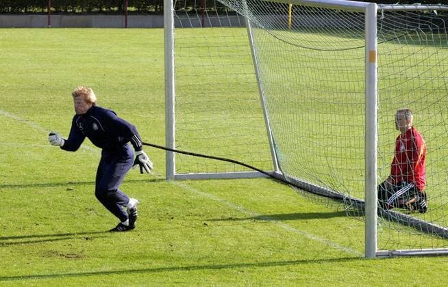 Torwart Oliver Kahn (Deutschland) trainiert am Gummiband das Herauslaufen Fußball Herren Nationalmannschaft 2005, Nationalteam, Training, Vorbereitung Einzelbild Hamburg Dynamik,