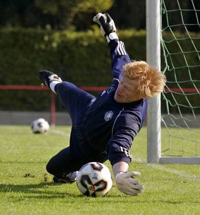 Torwart Oliver Kahn (Deutschland) - Torwartparade Fußball Herren Nationalmannschaft 2005, Nationalteam, Training, Vorbereitung Einzelbild Hamburg Abwehr, Dynamik,