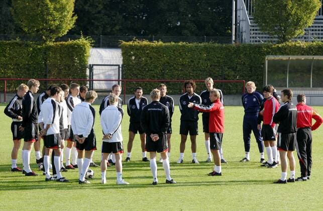 Bundestrainer Jürgen Klinsmann hält eine Ansprache im deutschen Mannschaftskreis Fußball Herren Nationalmannschaft 2005, Nationalteam, Training, Vorbereitung Totale Hamburg