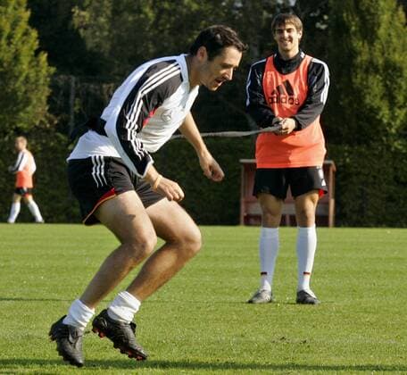 Oliver Neuville (vorn) hängt am Gummiband, das von Sebastian Deisler (beide Deutschland) gehalten wird Fußball Herren Nationalmannschaft 2005, Nationalteam, Training, Vorbereitung Gruppe Hamburg Dynamik,