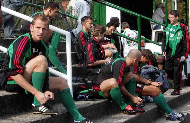 Torghelle Sandor (Ungarn, li.) bindet sich die Schuhe zu Fußball Herren Nationalmannschaft 2005, Nationalteam, Training Gruppe Budapest