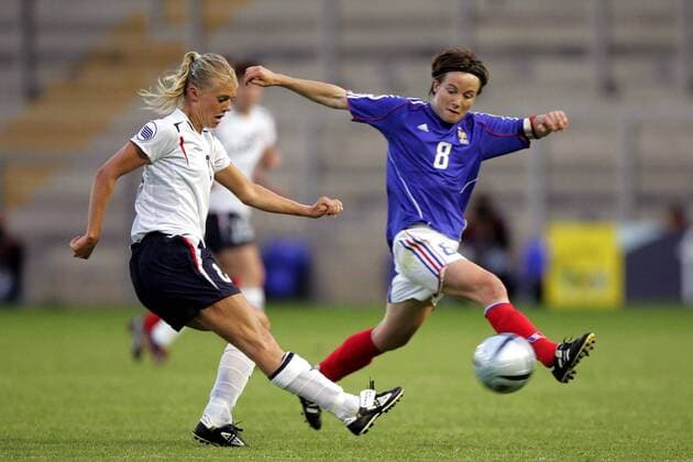 Solveig Gulbrandsen (Norwegen, li.) zieht ab, Sonia Bompastor (Frankreich) kommt zu spät Fußball EM Damen Europameisterschaft 2005, Länderspiel, Frauen, Frauenfußball, Gruppe B Gruppe pan9695 Warrington Dynamik,  