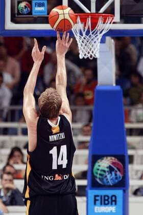 Dirk Nowitzki (Deutschland) - Freiwurf Basketball EM Herren Europameisterschaft 2005, Länderspiel, Viertelfinale, Nationalmannschaft, Nationalteam Einzelbild Belgrad