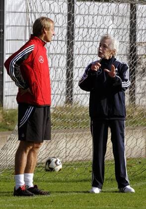Bundestrainer Jürgen Klinsmann (li.) im Gespräch mit Physiotherapeut Adolf Katzenmaier (beide Deutschland) Fußball Herren Nationalmannschaftstraining 2005, Nationalmannschaft, Nationalteam, Training Gruppe Hamburg