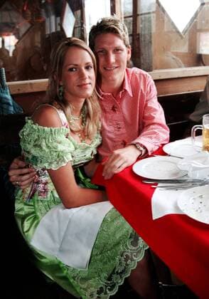 Bastian Schweinsteiger (Bayern) mit Freundin Daniela Aumeier auf dem Münchner Oktoberfest 2005 Fußball 1. BL Herren Saison 2005 2006, FC Bayern München, Wiesen, Wiesn, Münchener Oktoberfest Gruppe München