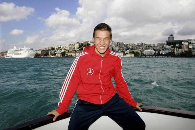 Lukas Podolski (Deutschland) äußerst gut gelaunt während einer Bootsfahrt auf dem Bosporus Fußball Länderspiel Herren Länderspiel 2005, Freundschaftsspiel, Test, Testspiel, Deutschland Einzelbild Istanbul