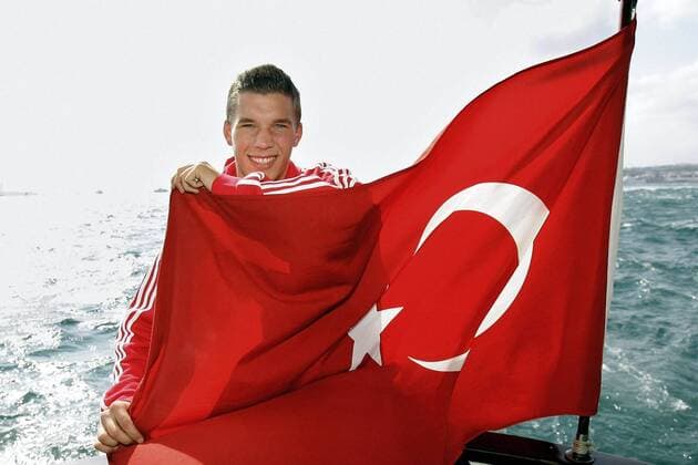 Lukas Podolski (Deutschland) während einer Bootsfahrt auf dem Bosporus hinter einer türkischen Landesfahne Fußball Länderspiel Herren Länderspiel 2005, Freundschaftsspiel, Test, Testspiel, Deutschland, Einzelbild o0 Teamausflug, Mannschaftsausflug, Istanbul