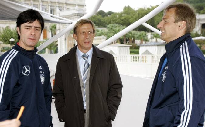 Berufskollegen unter sich - Bundestrainer Jürgen Klinsmann (re.) und sein Co Joachim Löw (li., beide Deutschland) treffen Trainer Christoph Daum (Fenerbahce Istanbul) Fußball Länderspiel Herren Länderspiel 2005, Freundschaftsspiel, Test, Testspiel, Deutschland Gruppe Istanbul