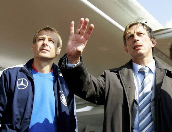 Visionäre unter sich - Trainer Christoph Daum (Fenerbahce Istanbul, re.) schaut mit Bundestrainer Jürgen Klinsmann (Deutschland) in die Zukunft Fußball Länderspiel Herren Länderspiel 2005, Freundschaftsspiel, Test, Testspiel, Deutschland Gruppe Istanbul