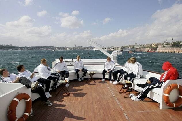 Die deutsche Nationalmannschaft genießt den Bootsausflug auf dem Bosporus inklusive kleinem Snack - V.li. Robert Huth, Bernd Schneider, Mike Hanke, Christoph Metzelder, Per Mertesacker, Thomas Hitzlsperger, Arne Friedrich, Torwart Timo Hildebrand Fußball Länderspiel Herren Länderspiel 2005, Freundschaftsspiel, Test, Testspiel, Deutschland Totale Istanbul
