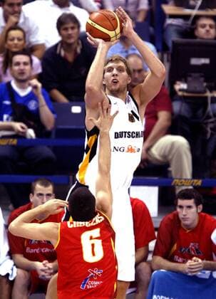 Dirk Nowitzki (Deutschland, hi.) - Korbwurf gegen Carlos Cabezas (Spanien) Basketball EM Herren Europameisterschaft 2005, Nationalmannschaft, Nationalteam, Nationaltrikot, Halbfinale Gruppe Belgrad