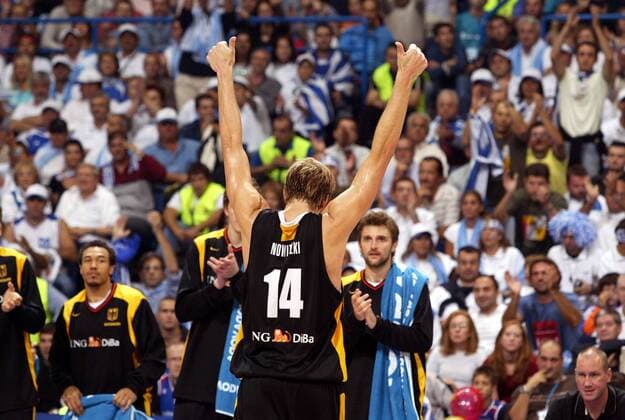 EuroBasket 2022, DBB, Historie, EM - Historie Dirk Nowitzki (vorn) bedankt sich bei den Anhängern, dahinter applaudieren v. re.: Marko Pesic, Femerling, Demond Greene und Sven Schultze (alle Deutschland) Basketball EM Herren Europameisterschaft 2005, Länderspiel, Nationalmannschaft, Nationalteam, Nationaltrikot, Finale Gruppe Belgrad