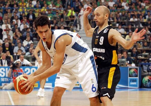 EuroBasket 2022, DBB, Historie, EM - Historie Nikolaos Zisis (Griechenland, li.) gegen Pascal Roller (Deutschland) Basketball EM Herren Europameisterschaft 2005, Länderspiel, Nationalmannschaft, Nationalteam, Nationaltrikot, Finale Gruppe Belgrad Dynamik,