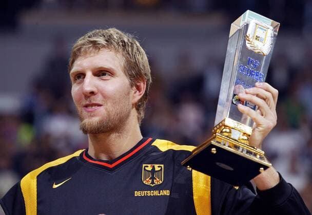Dirk Nowitzki (Deutschland) präsentiert stolz die Trophäe für den besten Punktesammler der Europameisterschaft 2005 Basketball EM Herren Europameisterschaft 2005, Länderspiel, Nationalmannschaft, Nationalteam, Finale, Endspiel Einzelbild Belgrad Freude,