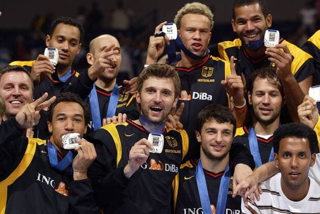 EuroBasket 2022, DBB, Historie, EM - Historie Das Team aus Deutschland präsentiert stolz die Silbermedaille, v. li.: DBB Pressesprecher Christoph Büker, Robert Garrett, Demond Greene, Pascal Roller, Marko Pesic, Misan Nikagbatse, Mithat Demirel, Stephen Arigbabu, Denis Wucherer und Stefano Garris Basketball EM Herren Europameisterschaft 2005, Länderspiel, Nationalmannschaft, Nationalteam, Finale, Endspiel Gruppe Belgrad Begeisterung, Freude,