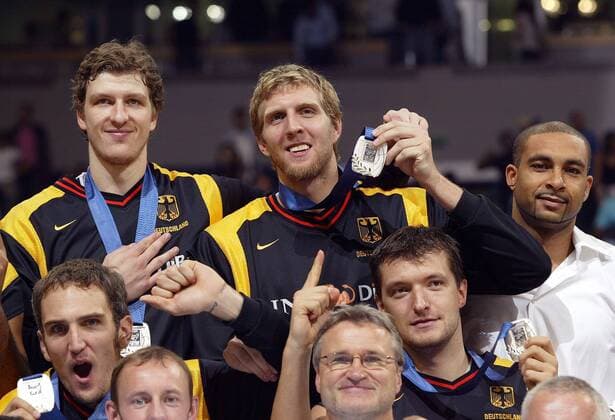 EuroBasket 2022, DBB, Historie, EM - Historie Das Team aus Deutschland präsentiert stolz die Silbermedaille, hi. v. li.: Patrick Femerling, Dirk Nowitzki und Ademola Okulaja; vorn u. a. mit Sven Schultze (li.) und Robert Maras (re.) Basketball EM Herren Europameisterschaft 2005, Länderspiel, Nationalmannschaft, Nationalteam, Finale, Endspiel Gruppe Belgrad Freude,