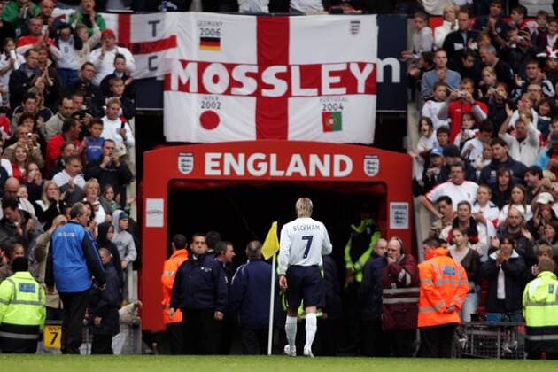 David Beckham (England, Mitte) verlässt nach seiner Hinausstellung das Spielfeld -  Fußball Länderspiel Herren Weltmeisterschaftsqualifikation 2005, Länderspiel, Qualifikation, Nationalmannschaft, Nationalteam, Totale Manchester Enttäuschung,