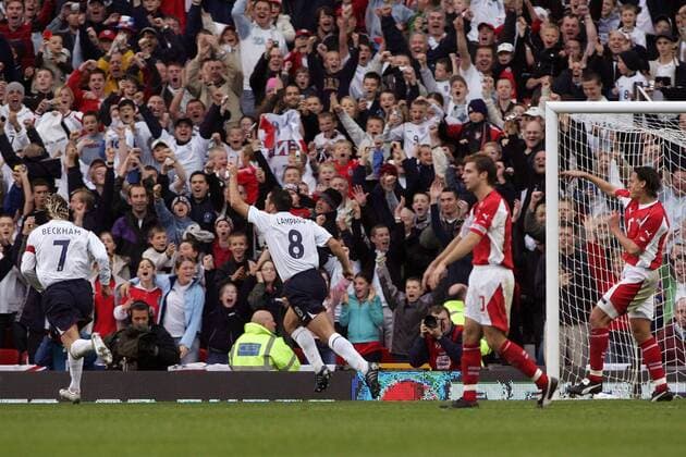 David Beckham (li.) und Frank Lampard (beide England) jubeln mit den Fans, daneben beschwert sich Rene Aufhauser (Österreich, re.) -  Fußball Länderspiel Herren Weltmeisterschaftsqualifikation 2005, Länderspiel, Qualifikation, Nationalmannschaft, Nationalteam, Totale Manchester Begeisterung, Freude,