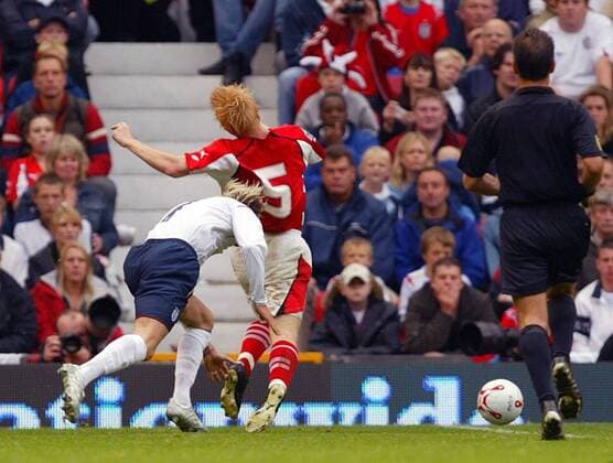 David Beckham (England, li.) foult Andreas Ibertsberger (Österreich) vor den Augen des Schiedsrichters Luis Medina Cantalejo (Spanien) -  Fußball Länderspiel Herren Weltmeisterschaftsqualifikation 2005, Qualifikation, Länderspiel Gruppe Manchester Dynamik, Kampf,