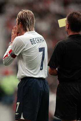 Schiedsrichter Luis Medina Cantalejo (Spanien) zeigt David Beckham (England, li.) die gelbe Karte, der betet, das es dabei bleibt -  Fußball Länderspiel Herren Weltmeisterschaftsqualifikation 2005, Qualifikation, Länderspiel Gruppe Manchester