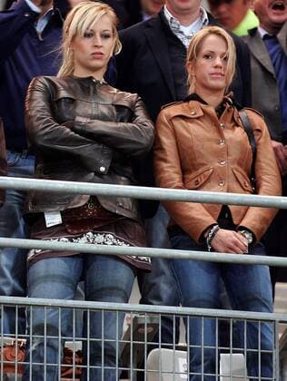 Verena Kerth (li.) und Daniela Aumeier, die Freundinnen von Torwart Oliver Kahn und Bastian Schweinsteiger (beide Deutschland) als Zuschauer Fußball Länderspiel Herren Freundschaftsspiel 2005, Länderspiel, Test, Testspiel, Nationalmannschaft, Nationalteam Gruppe Istanbul
