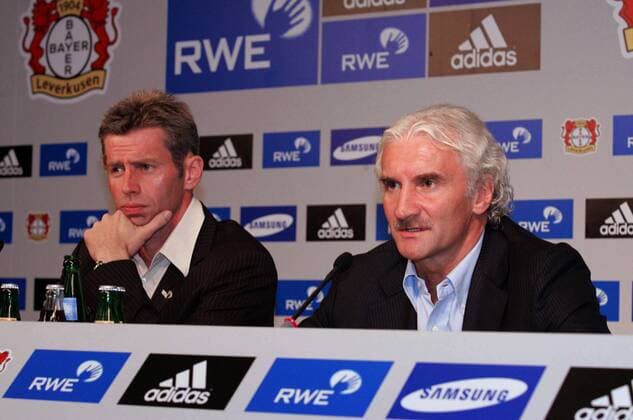 Der neue Trainer Michael Skibbe (li.) und Sportdirektor Rudi Völler (beide Leverkusen) während der Pressekonferenz Fußball 1. BL Herren Saison 2005 2006, Bayer 04 Leverkusen, Vorstellung, Präsentation, Pressetermin Gruppe Leverkusen