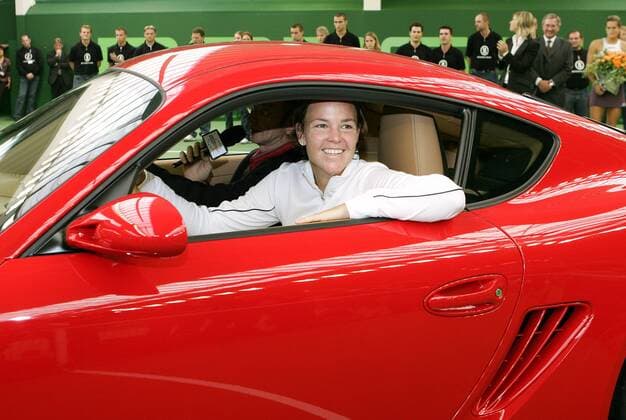 Lindsay Davenport (USA) sitzt glücklich in ihrem Porsche, den sie für den Sieg 2005 in Filderstadt erhält Tennis Damen Porsche Grand Prix 2005, WTA Tour, Finale, Endspiel Einzelbild Filderstadt Freude,
