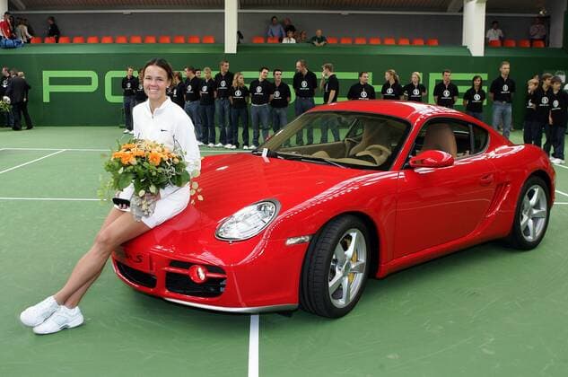 Siegerin Lindsay Davenport (USA) lehnt lächelnd an ihrem Porsche, den sie für den Sieg 2005 in Filderstadt erhält Tennis Damen Porsche Grand Prix 2005, WTA Tour, Finale, Endspiel Einzelbild Filderstadt Freude,