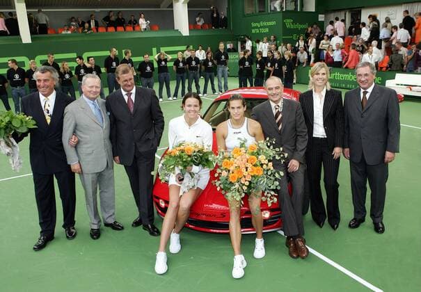 Siegerin von Filderstadt Lindsay Davenport (4.v.li. USA) mit ihrem neuen Porsche Cayman S; v.li.: Initiator Dieter Fischer, Porsche Aufsichtsratsmitglied Wolfgang Porsche, Porsche Vorstandsvoritzender Wendelin Wiedeking, Amelie Mauresmo (Frankreich)... Tennis Damen Porsche Grand Prix 2005, WTA Tour, Finale, Endspiel, Hartplatz, Hardcourt, Hartplatztennis, Vdig, AG Totale Hartplatzturnier, quer, Sieg, Sieger, Industrie, Filderstadt, Wirtschaft, Werbung, Sponsor, Auto,