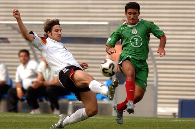 Torsten Frings (Deutschland, li.) gegen Antonio Naelson Zinha (Mexiko) Fußball Länderspiel Herren Confederations Cup 2005, Confederationscup, Konföderationencup, Konföderationen, Confed, Länderspiel Gruppe Leipzig Dynamik