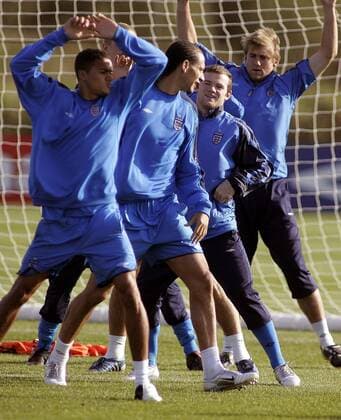 Gute Laune beim Aufwärmtraining, v.li.: Jermaine Jenas, Rio Ferdinand, Wayne Rooney und Torwart Robert Green - EDITORIAL USE ONLY. No use with unauthorised audio, video, data, fixture lists, club league logos or live services. Online in-match use limited to 120 images, no video emulation. No use in betting, games or single club league player publications. Fußball Herren Nationalmannschaft 2005, Nationalteam, Training Gruppe Manchester